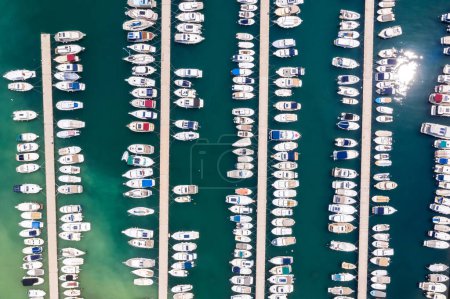 Foto de Dubrovnik marina con barcos en vacaciones en el mar Mediterráneo Vista aérea de Dalmacia desde arriba viajando en Croacia - Imagen libre de derechos