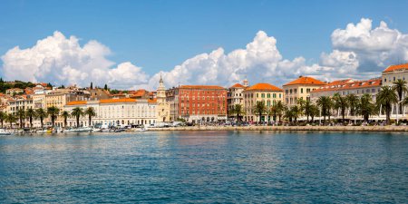 Téléchargez les photos : Split vieille ville bord de mer à la mer Méditerranée vacances panorama itinérant en Croatie - en image libre de droit