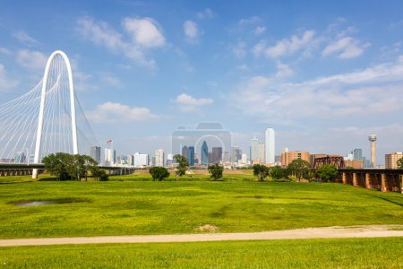 Téléchargez les photos : Dallas skyline à Trinity River et Margaret Hunt Hill Bridge voyageant au Texas, États-Unis - en image libre de droit