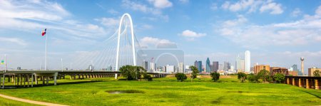 Foto de Skyline de Dallas en Trinity River y Margaret Hunt Hill Bridge panorama viajando en Texas, Estados Unidos - Imagen libre de derechos