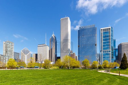 Téléchargez les photos : Gratte-ciel du centre-ville de Chicago voyageant aux États-Unis - en image libre de droit