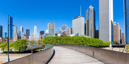 Foto de Rascacielos del centro de la ciudad de Chicago y BP Peestrian Bridge viajando panorama en los Estados Unidos - Imagen libre de derechos