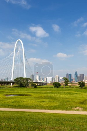 Foto de Línea del horizonte de Dallas en Trinity River y Margaret Hunt Hill Bridge formato de retrato que viaja en Texas, Estados Unidos - Imagen libre de derechos