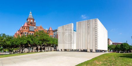 Téléchargez les photos : John F. Kennedy Memorial Plaza pour JFK et le panorama du palais de justice à Dallas, États-Unis - en image libre de droit