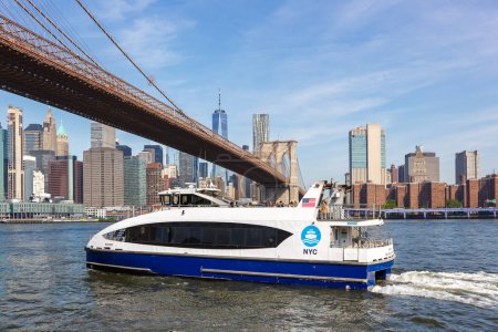 Téléchargez les photos : New York City skyline de Manhattan avec Brooklyn Bridge, World Trade Center gratte-ciel et ferry voyageant aux États-Unis - en image libre de droit
