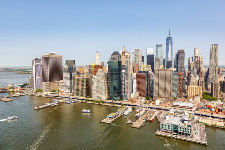 Téléchargez les photos : New York skyline vue aérienne de Manhattan avec World Trade Center gratte-ciel voyageant aux États-Unis - en image libre de droit