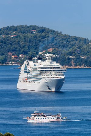 Foto de Crucero y barco de viaje en formato retrato en el mar Mediterráneo Egeo isla de Skiathos, Grecia - Imagen libre de derechos