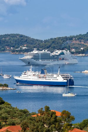 Téléchargez les photos : Bateau de croisière, ferry et bateaux format portrait de voyage dans la mer Méditerranée île de Skiathos, Grèce - en image libre de droit