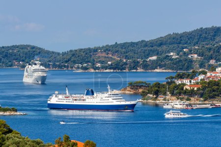Foto de Cruceros, transbordadores y barcos en el mar Mediterráneo Egeo isla de Skiathos, Grecia - Imagen libre de derechos
