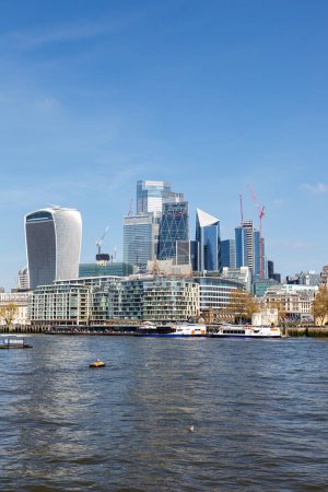 Foto de Ciudad de Londres skyline con rascacielos en el distrito financiero en el formato de retrato del río Támesis Inglaterra - Imagen libre de derechos