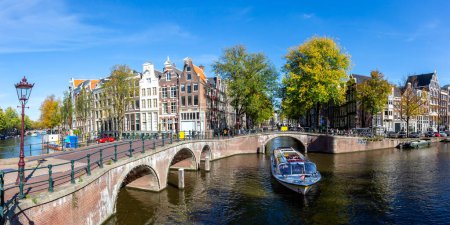 Téléchargez les photos : Canal et ponts maisons traditionnelles néerlandaises à Keizersgracht panorama itinérant à Amsterdam, Pays-Bas - en image libre de droit