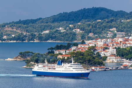 Foto de Barco de ferry en el Mar Mediterráneo viaje Isla Egea de Skiathos, Grecia - Imagen libre de derechos