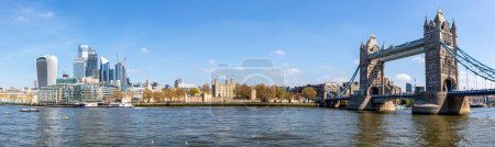 Foto de Escenario de la ciudad de Londres con rascacielos Tower Bridge en el distrito financiero de Thames River panorama Inglaterra - Imagen libre de derechos