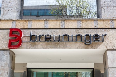 Foto de Stuttgart, Alemania - 22 de abril de 2023: logotipo de Breuninger en el punto de venta de la oficina central en los grandes almacenes de la empresa minorista en Stuttgart, Alemania. - Imagen libre de derechos