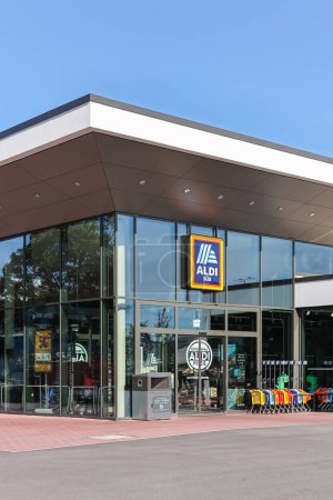 Téléchargez les photos : Stuttgart, Allemagne - 30 juillet 2023 : Aldi branch modern supermarket discount shop store discounter in Stuttgart, Allemagne. - en image libre de droit