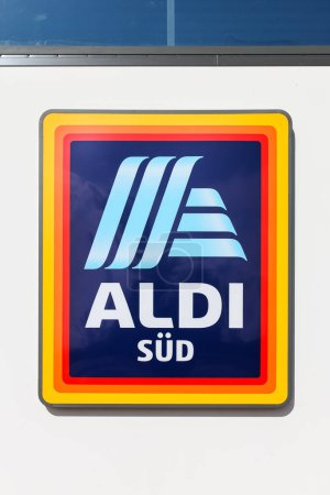 Téléchargez les photos : Stuttgart, Allemagne - 30 juillet 2023 : Signature du logo Aldi sur un magasin de rabais d'une succursale de supermarché à Stuttgart, Allemagne. - en image libre de droit