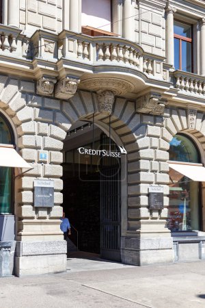 Foto de Zurich, Suiza - 10 de agosto de 2023: sede de Credit Suisse Bank en Paradeplatz, Zurich, Suiza. - Imagen libre de derechos