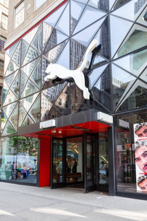 Foto de Nueva York, Estados Unidos - 11 de mayo de 2023: tienda insignia de PUMA en la 5th Avenue en Nueva York, Estados Unidos. - Imagen libre de derechos