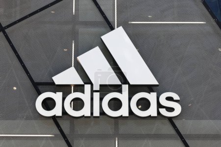 Téléchargez les photos : Francfort, Allemagne - 18 juillet 2023 : Logo Adidas sur un magasin de vente au détail à Francfort, Allemagne. - en image libre de droit