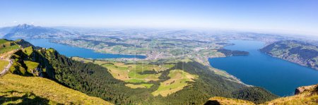 Foto de Vista desde la montaña Rigi en los Alpes suizos, el lago Lucerna y las montañas Pilatus vacaciones panorámicas en Suiza - Imagen libre de derechos