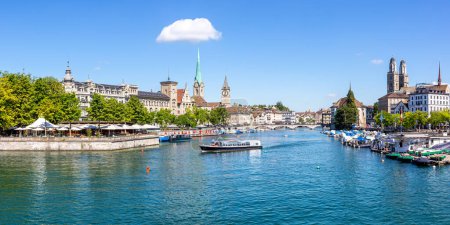 Téléchargez les photos : Zurich skyline city at Linth panorama fluvial voyageant en Suisse - en image libre de droit