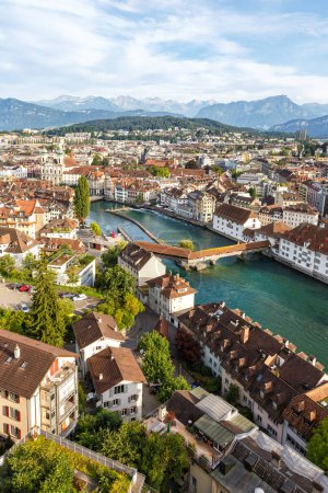 Foto de Lucerna ciudad en el río Reuss con la montaña Pilatus viajando en Suiza - Imagen libre de derechos