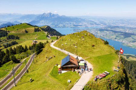 Foto de Vista desde la montaña Rigi en los Alpes suizos, el lago Lucerna y las montañas Pilatus vacaciones en Suiza - Imagen libre de derechos