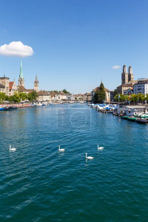 Téléchargez les photos : Zurich skyline city at Linth river portrait format voyager en Suisse - en image libre de droit