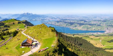 Téléchargez les photos : Vue depuis la montagne Rigi sur les Alpes suisses, le lac des Quatre-Cantons et les montagnes Pilatus panorama vacances en Suisse - en image libre de droit