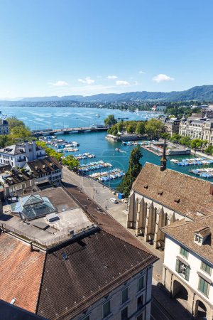 Téléchargez les photos : Zurich skyline avec lac de format portrait ci-dessus voyageant en Suisse - en image libre de droit