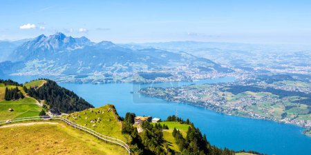 Foto de Vista desde la montaña Rigi en los Alpes suizos, el lago Lucerna y las montañas Pilatus vacaciones panorámicas en Suiza - Imagen libre de derechos