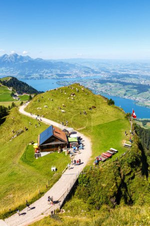 Foto de Vista desde la montaña Rigi en los Alpes suizos, el lago Lucerna y las montañas Pilatus vacaciones en formato retrato en Suiza - Imagen libre de derechos