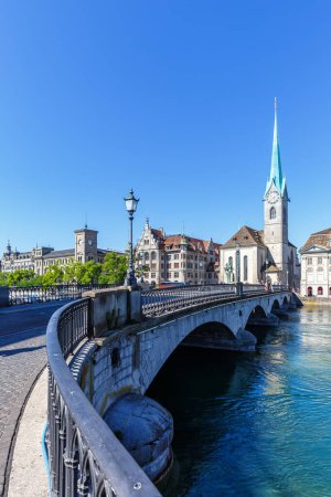 Foto de Zurich skyline ciudad en el río Linth con Fraumunster iglesia retrato formato viajar en Suiza - Imagen libre de derechos