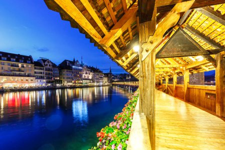 Téléchargez les photos : Pont de la Chapelle de Lucerne Kapellbruecke ville à Reuss River au crépuscule format portrait voyageant en Suisse - en image libre de droit
