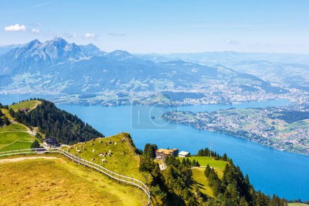 Foto de Vista desde la montaña Rigi en los Alpes suizos, el lago Lucerna y las montañas Pilatus vacaciones en Suiza - Imagen libre de derechos