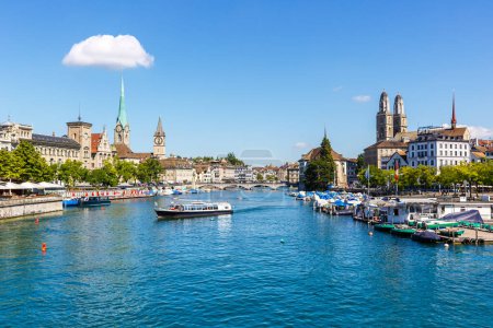 Téléchargez les photos : Zurich skyline city à Linth river voyageant en Suisse - en image libre de droit