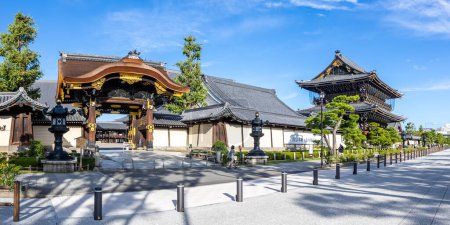 Téléchargez les photos : Entrée du temple bouddhiste du monastère Higashi Hongan-ji dans l'ancienne vieille ville historique de Kyoto panorama au Japon - en image libre de droit