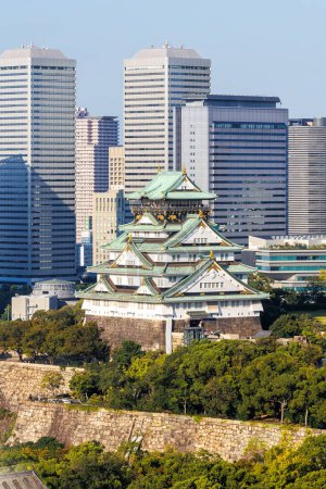 Téléchargez les photos : Château d'Osaka d'en haut avec gratte-ciel format portrait ville au Japon - en image libre de droit
