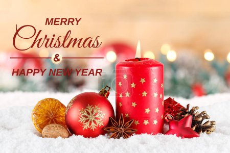 Téléchargez les photos : Joyeux temps de l'avènement de la carte de Noël avec décoration déco bougie brûlante - en image libre de droit