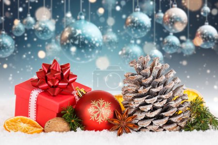 Téléchargez les photos : Déco de carte de Noël temps déco avec des boules cadeau cadeau et copyspace copier l'espace - en image libre de droit
