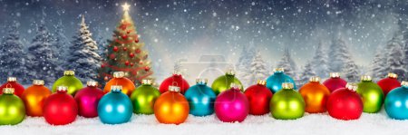 Téléchargez les photos : Carte de Noël avec boules colorées boules arbre fond bannière copyspace copier espace déco décoration hiver neige - en image libre de droit