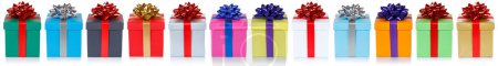 Téléchargez les photos : De nombreux cadeaux de Noël colorés cadeaux d'anniversaire boîtes dans une bannière rangée isolé sur un fond blanc - en image libre de droit