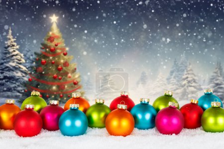 Foto de Tarjeta de Navidad con bolas de colores bolas árbol de fondo copyspace espacio de copia decoración deco invierno nieve - Imagen libre de derechos