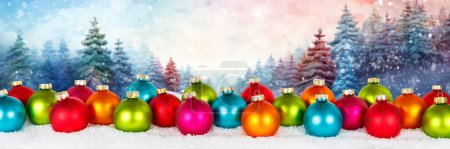 Foto de Tarjeta de Navidad con bolas de bolas y bosque de invierno banner de fondo copyspace espacio de copia decoración deco - Imagen libre de derechos