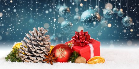 Téléchargez les photos : Déco de carte de Noël temps déco avec boules cadeau cadeau panorama présent et copyspace copier l'espace - en image libre de droit