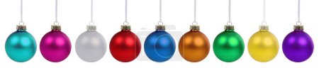 Foto de Bolas de Navidad bolas de bolas de decoración de bolas en una fila aislada en blanco - Imagen libre de derechos