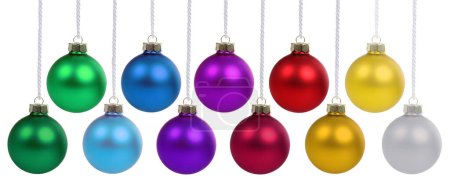 Téléchargez les photos : Boules de Noël boules dans de nombreuses couleurs colorées décoration déco suspendu isolé sur blanc - en image libre de droit