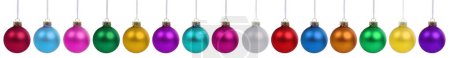 Téléchargez les photos : Boules de Noël boules bannière décoration déco dans une rangée isolée sur blanc - en image libre de droit
