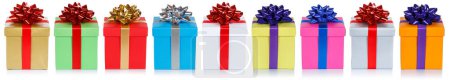 Téléchargez les photos : De nombreux cadeaux de Noël colorés cadeaux d'anniversaire boîtes dans un panorama rangée isolé sur un fond blanc - en image libre de droit
