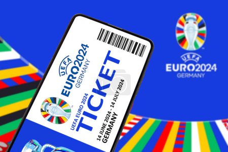 Téléchargez les photos : Allemagne - 1 mai 2024 : Billet pour l'Euro 2024 Allemagne Championnat d'Europe de football logo Europe sur un photomontage mobile en Allemagne. - en image libre de droit